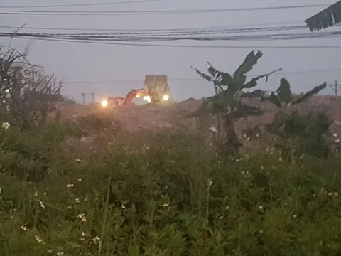 Hoài Đức, Hà Nội: “Đánh bùn sang ao” vụ ngang nhiên đổ bậy chất thải nguy hại 