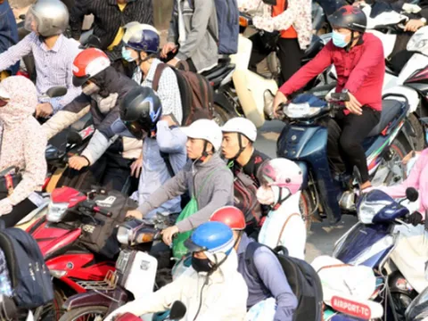 Người dân `tay xách nách mang` ùn ùn trở về Hà Nội sau nghỉ lễ 30/4-1/5