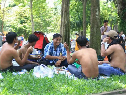 Nghỉ lễ, người dân Sài Gòn chen chúc mắc võng, nằm la liệt trong Thảo Cầm Viên