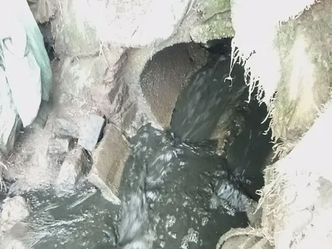 Vụ nước thải đổ thẳng ra sông Nhuệ: Lãnh đạo Urenco 7 nói đen, bốc mùi do...rửa sân và nước thải của dân