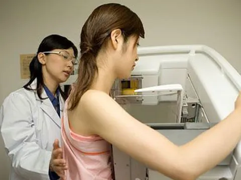 Dùng thuốc trị mụn, cô gái 24 tuổi tá hỏa khi biết mình bị ung thư vú
