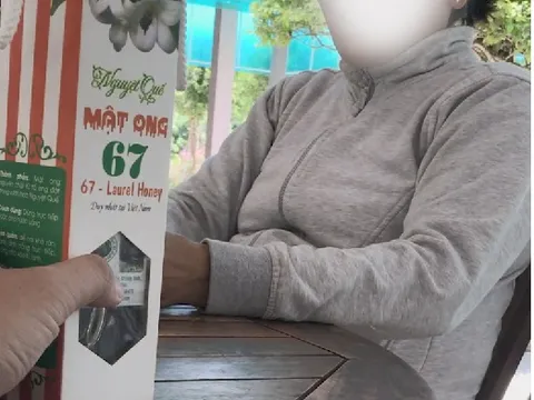 Bà Chủ tịch Phường bán mật ong với hạn sử dụng `bằng mồm`?
