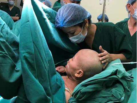 Hành trình vượt cạn đẫm nước mắt của người mẹ ung thư vú giai đoạn cuối