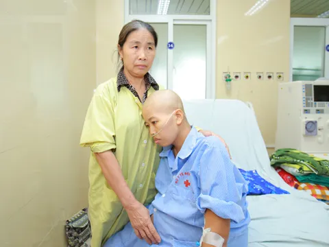 Rơi nước mắt khi người mẹ trẻ từ chối chữa trị ung thư vú, mổ ngồi để sinh con