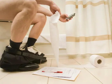 Dừng ngay việc làm này khi đại tiện kẻo mất trí nhớ lúc nào không hay