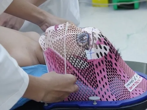 Chiếc mặt nạ siêu nhân giúp các bé ung thư vượt qua sợ hãi giữa đời thường