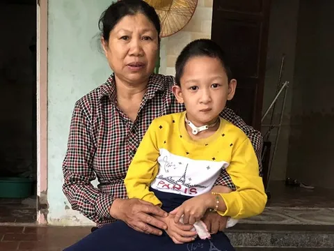 Hành trình 10 năm của cặp vợ chồng già đi tìm sự sống cho đứa con nuôi dị tật