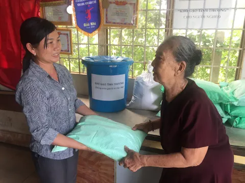 Chuyện những người phụ nữ làng biển mang gạo cứu đói dân nghèo 
