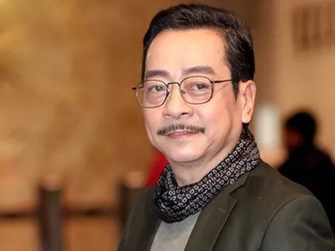 Lộ ảnh `cưỡng hôn` diễn viên trẻ, NSND Hoàng Dũng nói gì?