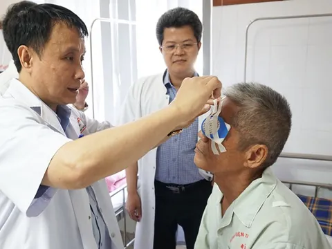 Chuyện về người cựu binh 83 tuổi hiến giác mạc trao lại ánh sáng cho hai người
