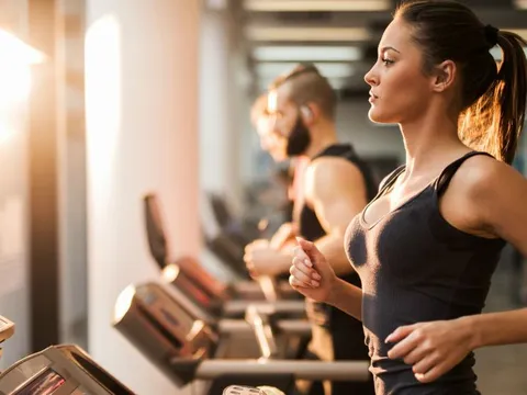 Phụ nữ sau sinh nên tập gym hay yoga?
