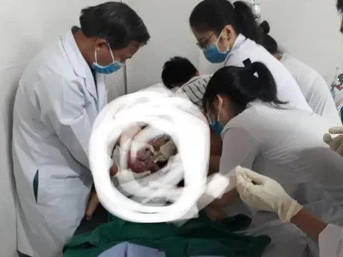 Bệnh nhân mổ ruột thừa bất ngờ chuyển dạ, bác sĩ khoa ngoại thành 'ông đỡ' bất đắc dĩ