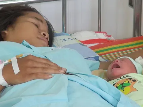 Bỏ qua thủ tục nhập viện, các y bác sĩ 'liều mình' cứu 2 mẹ con thoát chết trong gang tấc