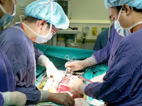 Bác sĩ BV Việt Đức ăn ngủ tại phòng mổ, thực hiện 16 ca ghép tạng trong 1 tuần