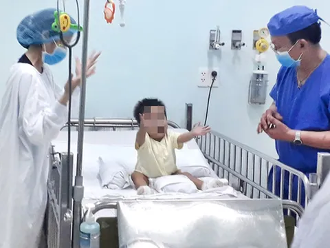 20 tiếng hồi sinh bé trai sinh non suy gan giai đoạn cuối từ lá gan của ông nội