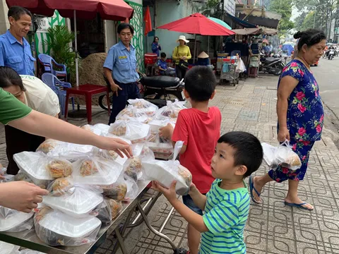 Nghĩa tình người Sài Gòn: Phát cơm chay cho người...dưng
