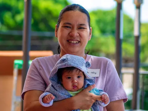 Nụ cười hạnh phúc của mẹ bé gái teo cơ tủy sống được thử nghiệm liều thuốc đắt nhất thế giới 