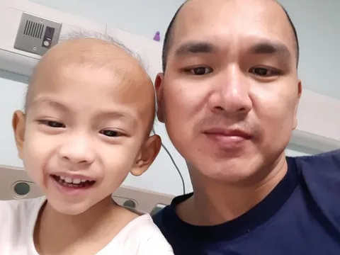 Nhật ký đẫm nước mắt của người bố có con 3 tuổi bị ung thư: `Bố cũng trọc đầu như con trai bố rồi"