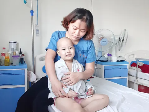 “Mẹ ơi, cứu con!” - Lời khẩn cầu nhói lòng của cháu bé 4 tuổi chiến đấu chống bệnh ung thư
