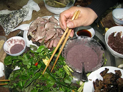 Sau vụ anh em ruột tử vong ở Quảng Ninh: Thói quen ăn thịt chó nguy hiểm như thế nào?