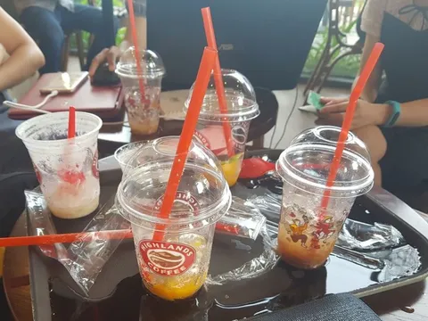 Giữa phong trào sống xanh, Highlands Coffee vẫn dùng cốc nhựa như '1 điều tất nhiên'