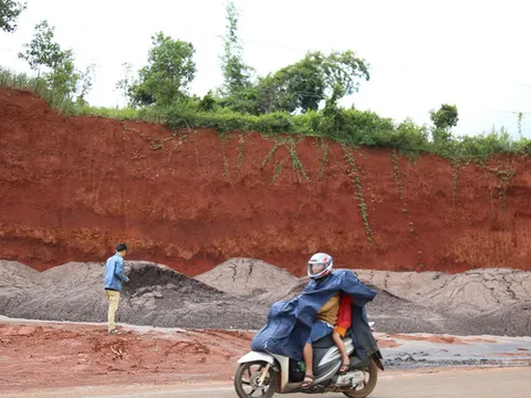 Đổ hơn 2.200 m3 chất thải bừa bãi, công ty bị phạt... 1,5 triệu đồng?