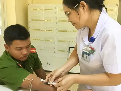 Xúc động 2 sĩ quan Công an vượt 60km hiến máu cứu cụ bà 89 tuổi qua cơn nguy kịch