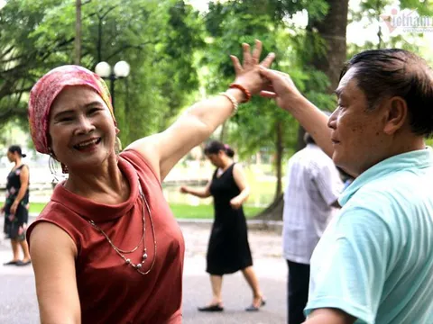 Người phụ nữ đầu trọc ở phố đi bộ, đi đến đâu mọi người vui đến đấy