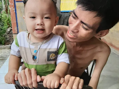 Cảm thương người cha trẻ mắc bệnh hiểm cố sống chờ ngày ghép thận cho con