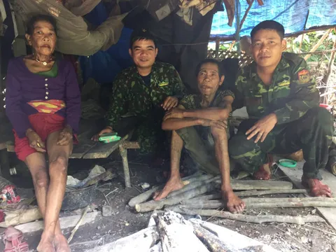 Quảng Bình: Hành trình tìm kiếm cặp vợ chồng già người Rục mang 25 lon gạo vào hang sâu trốn lũ