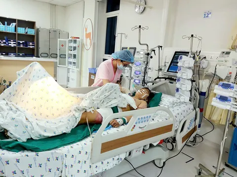 Cứu sống thành công nữ sinh bị xe container tông nguy kịch trên đường đi học về 