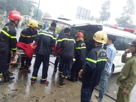 Bình Dương: Xe khách đâm thẳng vào gốc cây khiến cửa kẹt, 39 hành khách hoảng loạn kêu cứu