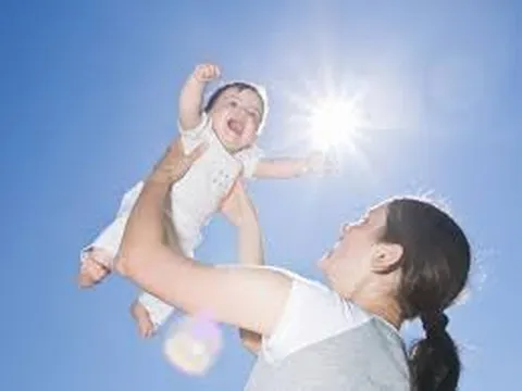 Mẹ tắm nắng cho con theo đúng hướng dẫn này, bé hưởng vô vàn lợi ích