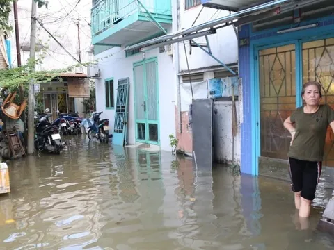 Đường ven kênh ở Sài Gòn vẫn ngập trong 'biển' nước đen kịt, nặng mùi