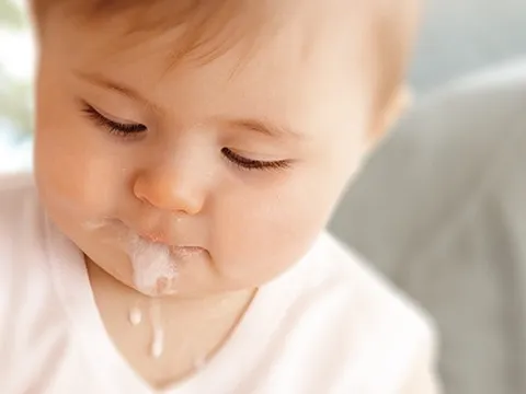 Chữa tưa lưỡi cho trẻ sơ sinh: Vì sao tuyệt đối không dùng mật ong?