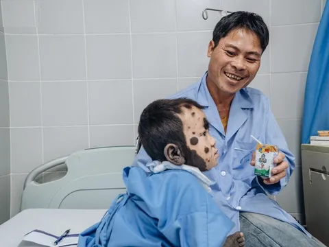 Cám cảnh cha nghèo đưa con đi khắp nơi chạy chữa bệnh 'người vượn'