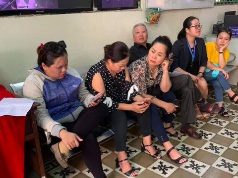 Nhà cung cấp ngồi la liệt, cầm băng rôn đòi nợ tại trụ sở chính chuỗi nhà hàng Món Huế