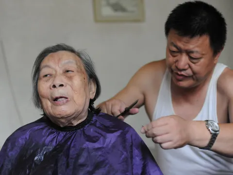 Kinh nghiệm chiến thắng ung thư [3]: Cụ bà U90 vượt qua 5 bệnh ung thư nhờ 'quản tốt cái miệng'