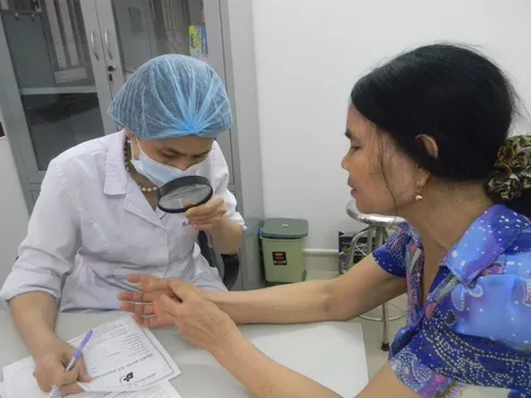 Bệnh viện Da liễu TP.HCM khám và tư vấn miễn phí cách chăm sóc da cho bệnh nhân vảy nến 