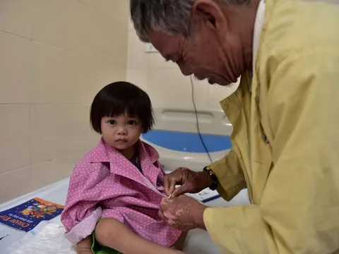Con dâu qua đời vì u não, con trai trầm cảm, ông nội nghèo bán ruộng cứu cháu gái ung thư