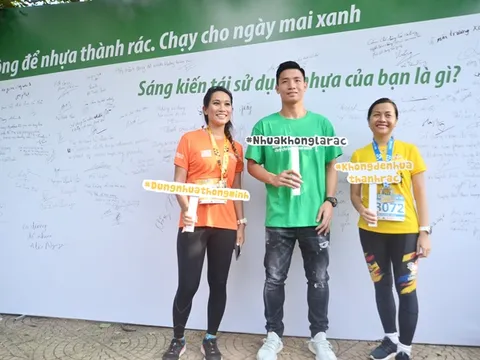 'Cô gái tỷ đô' cùng Bùi Tiến Dũng viết thông điệp môi trường 'không để nhựa thành rác'