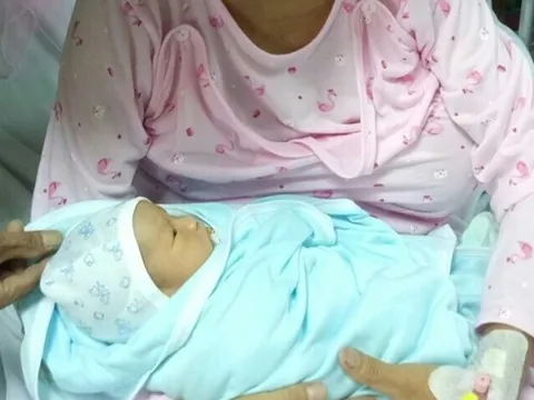 Người mẹ chấp nhận 'đeo' khối u vú gần 3kg để giữ lại đứa con trong bụng 