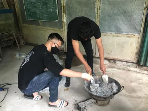 Độc đáo gạch lát hè đường từ túi nilon tái chế của nhóm sinh viên