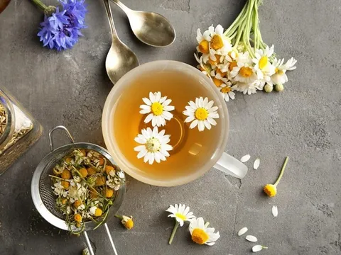 Trăm ngàn tác dụng làm đẹp và chữa bệnh từ hoa cúc, chị em không biết thật 'phí của trời'