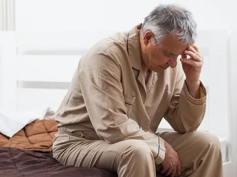 Chứng tiểu đêm ở người già, phòng ngừa bằng cách nào?