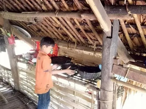 Xót xa phận đời côi cút của cậu bé 10 tuổi trong căn nhà rách nát