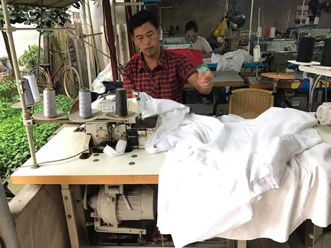Độc đáo tái chế vải cũ thành đồ mới tinh tươm, sưởi ấm cho trẻ em nghèo