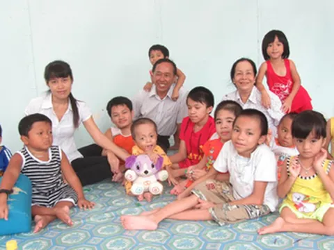 Cảm phục người đàn ông mang trong mình ước vọng chữa bệnh miễn phí cho trẻ em mắc xương thủy tinh