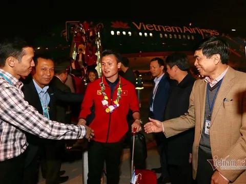 [Ảnh]: Những 'người hùng' Việt Nam hạnh phúc trở về trong vòng vây cuồng nhiệt của người hâm mộ
