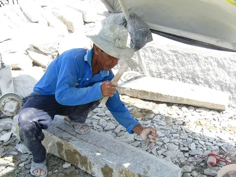 Người dân Tri Tôn An Giang nhọc nhằn mưu sinh bằng nghề chẻ đá